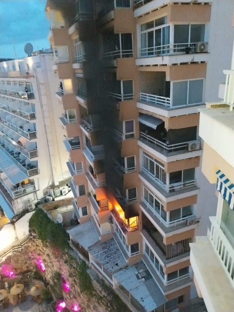 Incendio en un edificio de Magaluf con humo y llamas visibles