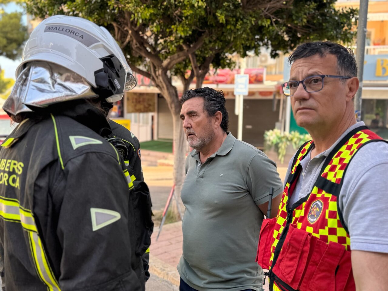 Bomberos y autoridades tras un incendio en Magaluf