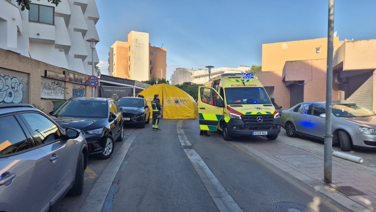 Ambulancia y bomberos en la escena de un incendio en Magaluf
