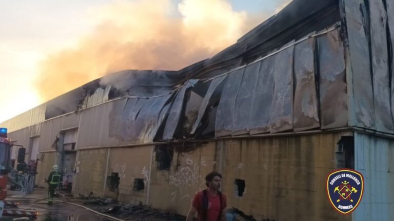 Un incendio calcina una nave en el pol&iacute;gono de Binissalem