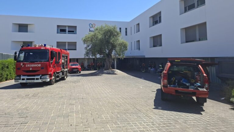 Bomberos trabajando en la residencia de mayores en Inca tras un incendio