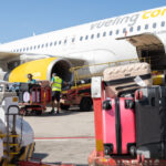 Carga de maletas en el aeropuerto junto a un avión de Vueling