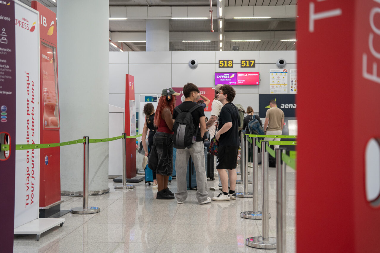 Imagen de pasajeros esperando a ser atendido por los servicios del Handling del Aeropuerto de Palma