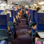 Interior de un tren con pasajeros durante un viaje en Interrail