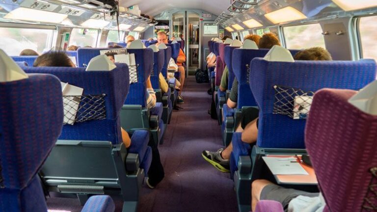 Interior de un tren con pasajeros durante un viaje en Interrail