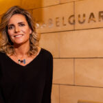 Isabel Guarch sonriendo en un entorno moderno y elegante