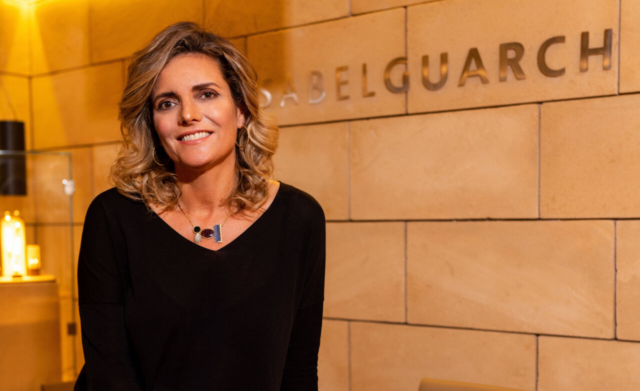 Isabel Guarch sonriendo en un entorno moderno y elegante