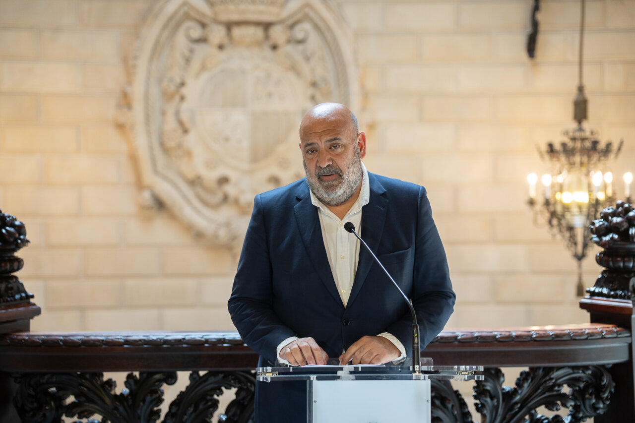 Jaime Martinez dando una rueda de prensa en un edificio histórico
