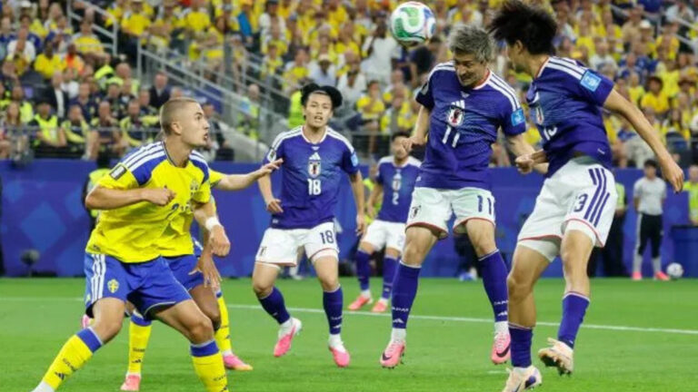 Jugadores de Jap&oacute;n y Suecia compitiendo en el Mundial 2026