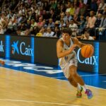 Jaume Lobo jugando baloncesto en un partido con la camiseta del Fibwi Mallorca
