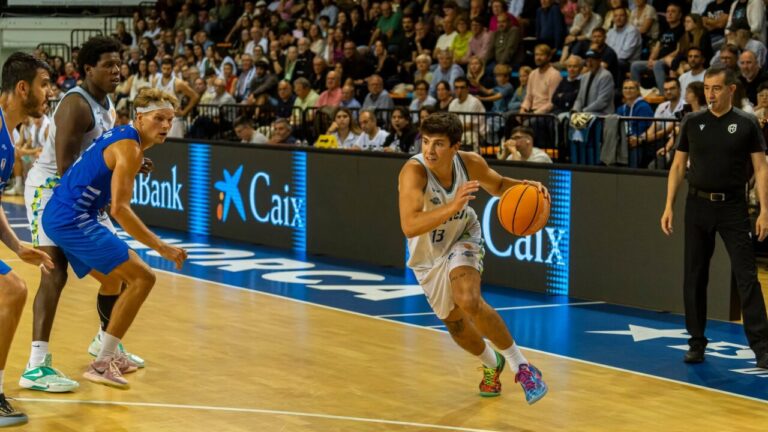 Jaume Lobo jugando baloncesto en un partido con la camiseta del Fibwi Mallorca