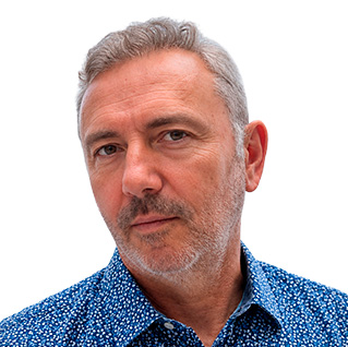 Retrato de un hombre con camisa azul de flores
