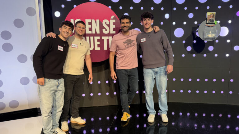 Participantes del programa Jo en s&eacute; + que tu celebrando su victoria.