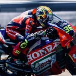 Piloto Joan Mir compitiendo en MotoGP con su moto Honda.