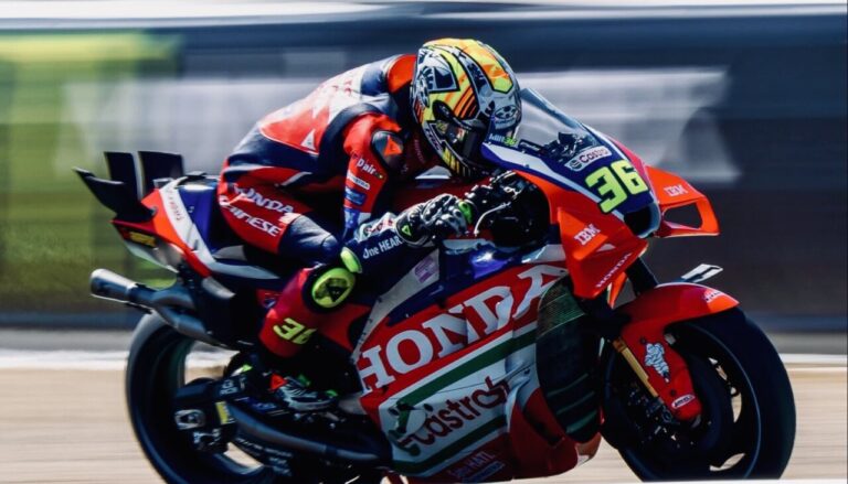 Piloto Joan Mir compitiendo en MotoGP con su moto Honda.