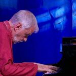 Josep Colom tocando el piano en un concierto en el Castell de Bellver