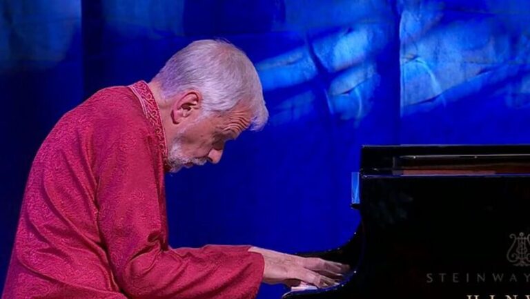 Josep Colom tocando el piano en un concierto en el Castell de Bellver