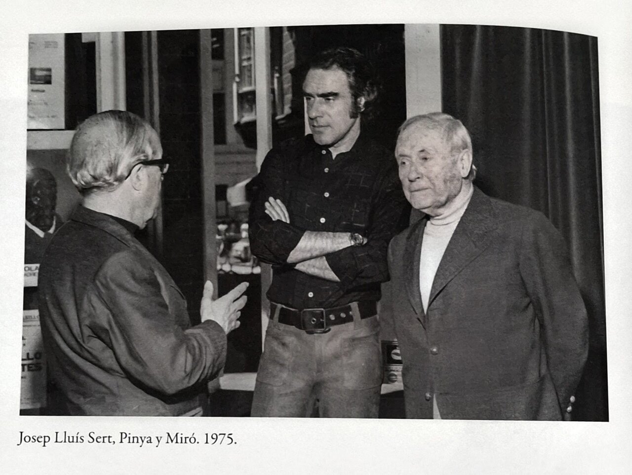 Josep Lluís Sert, Pep Pinya y Joan Miró conversando en 1975