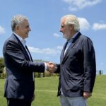 Rodrigo Martín Velayos y Bartolomé Tous Aguiló estrechando manos en un campo de golf