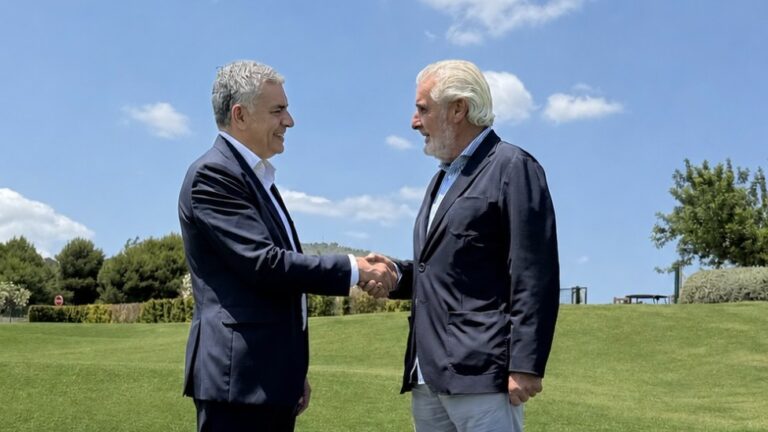 Rodrigo Martín Velayos y Bartolomé Tous Aguiló estrechando manos en un campo de golf