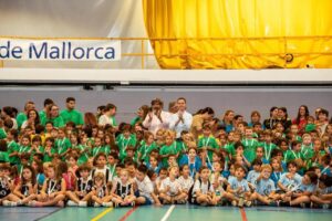Niños y niñas participando en los Juegos Deportivos Escolares en Mallorca