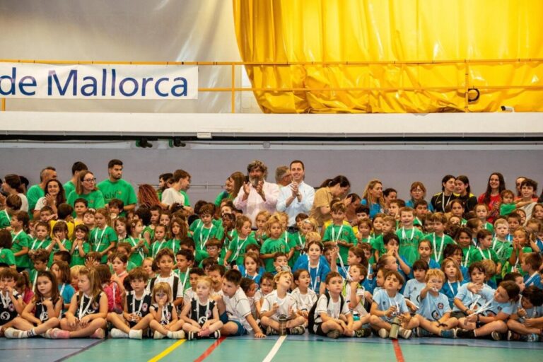 Niños y niñas participando en los Juegos Deportivos Escolares en Mallorca