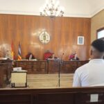 Vista del juicio por apu&ntilde;alamiento en Palma con el acusado y el tribunal
