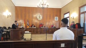Vista del juicio por apu&ntilde;alamiento en Palma con el acusado y el tribunal