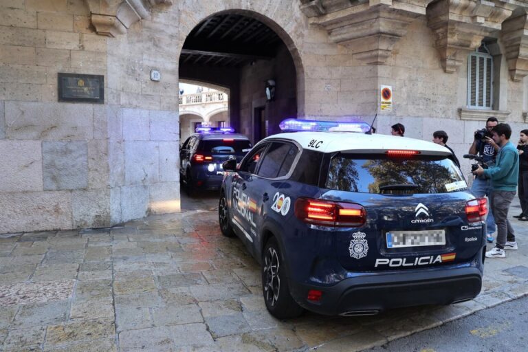 Polic&iacute;a nacional en una escena de juicio por apu&ntilde;alamiento en Mallorca