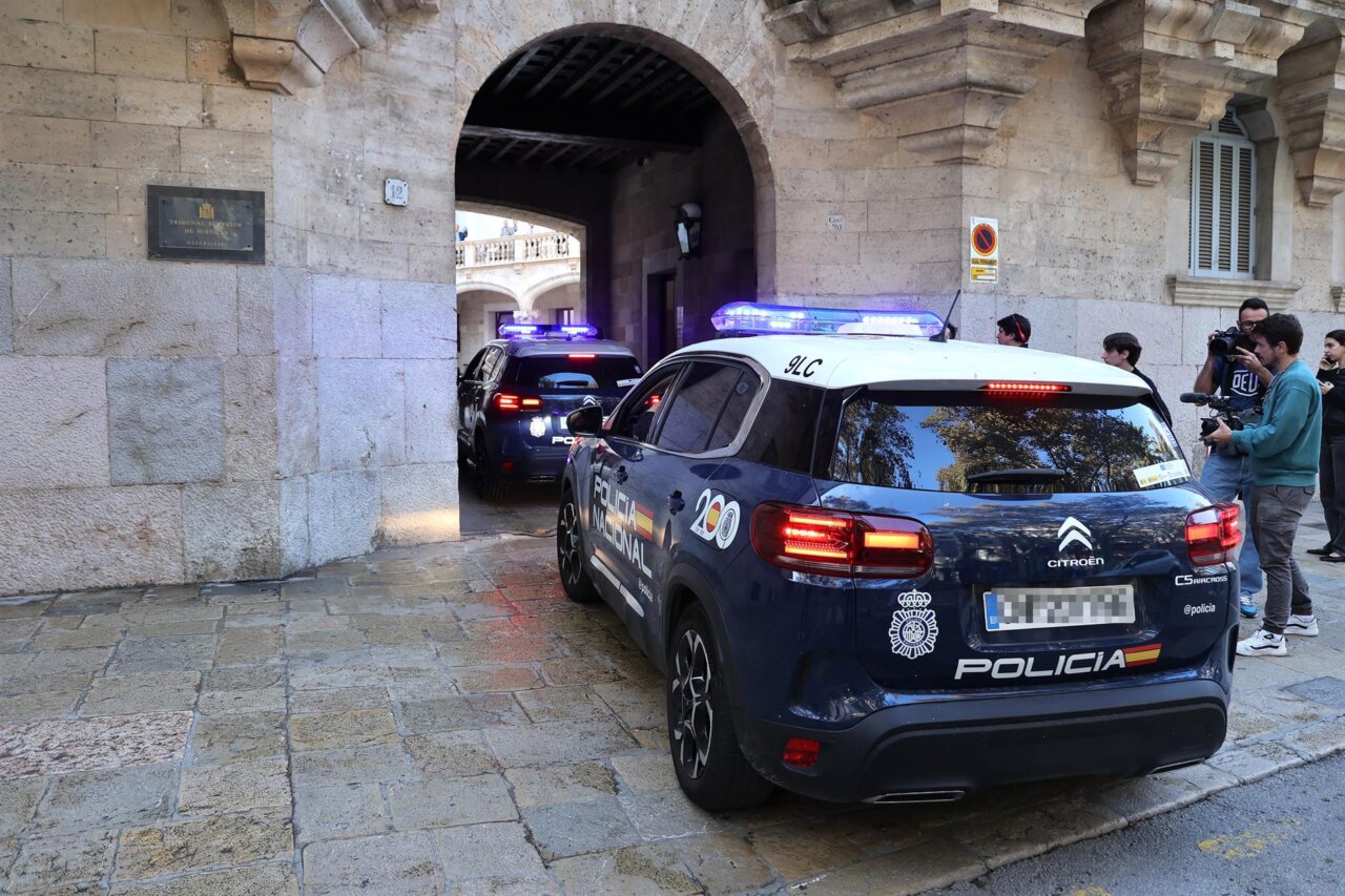 Polic&iacute;a nacional en una escena de juicio por apu&ntilde;alamiento en Mallorca
