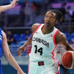 Kayla Alexander jugando baloncesto con el equipo de Canad&aacute;