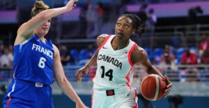 Kayla Alexander jugando baloncesto con el equipo de Canad&aacute;