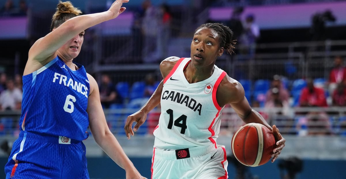 Kayla Alexander jugando baloncesto con el equipo de Canad&aacute;