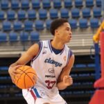 Kevin Torres jugando baloncesto con bal&oacute;n en la mano