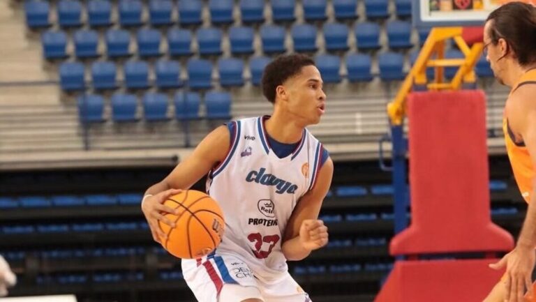 Kevin Torres jugando baloncesto con bal&oacute;n en la mano