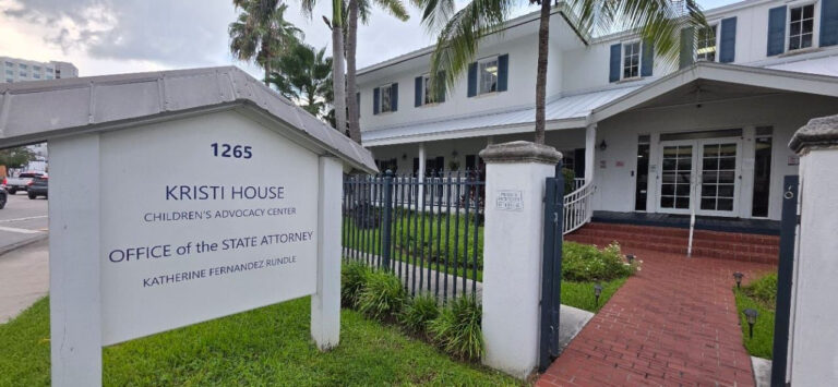 Fachada del Kristi House, centro de apoyo infantil en Miami