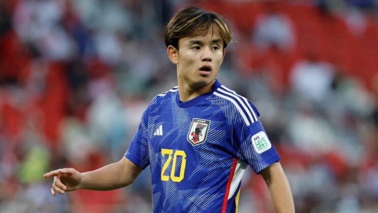 Kubo jugando para Japón durante un partido de fútbol