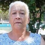 Mujer mayor con cabello blanco en un entorno natural