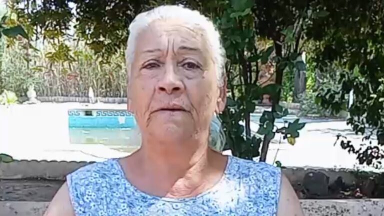 Mujer mayor con cabello blanco en un entorno natural