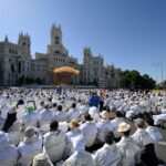 Multitud de personas en una ceremonia religiosa en Madrid