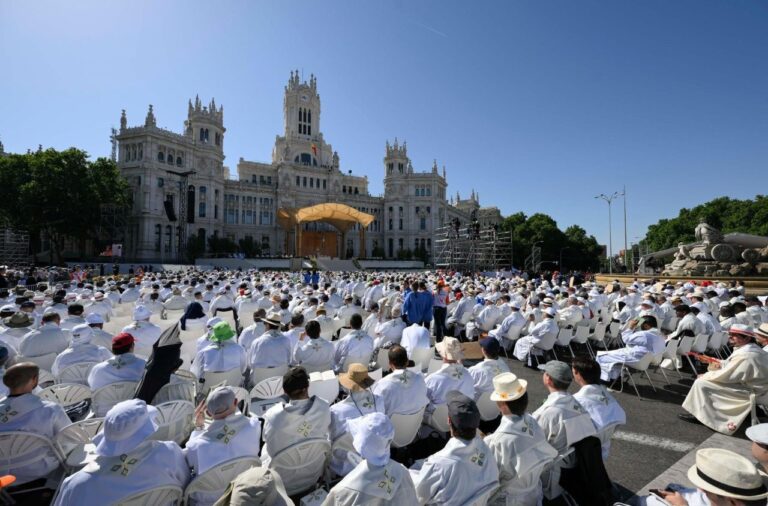 Multitud de personas en una ceremonia religiosa en Madrid