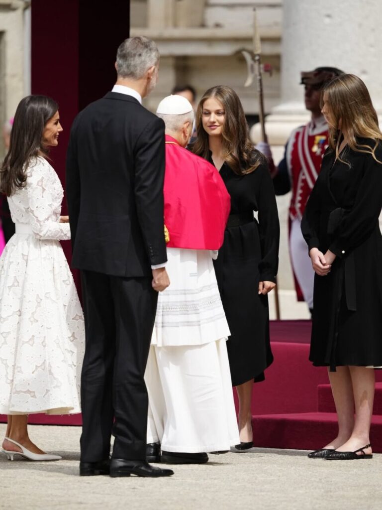 Le&oacute;n XIV saluda a los Reyes de Espa&ntilde;a en su llegada