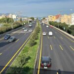 Carretera en Mallorca con varios veh&iacute;culos en circulaci&oacute;n
