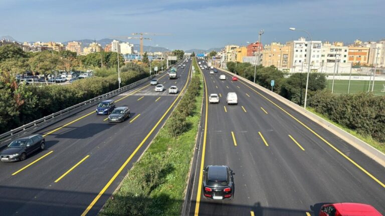 Carretera en Mallorca con varios veh&iacute;culos en circulaci&oacute;n