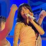 Aitana cantando en el escenario del Mallorca Live con bailarines