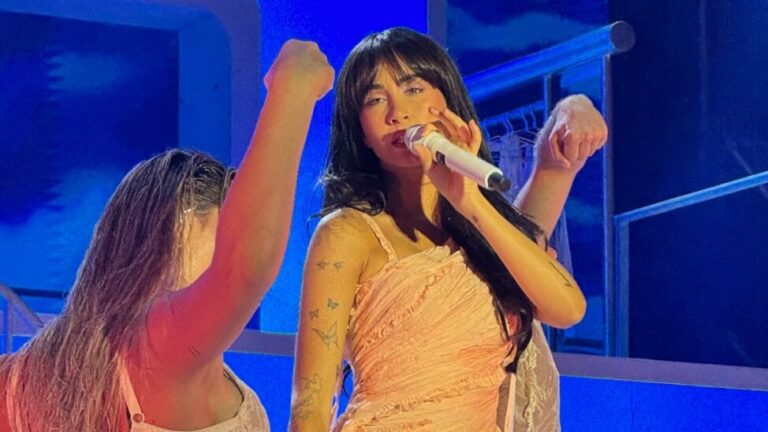 Aitana cantando en el escenario del Mallorca Live con bailarines