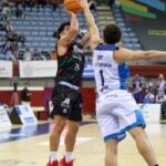 Lucas Capalbo lanzando el balón en un partido de baloncesto