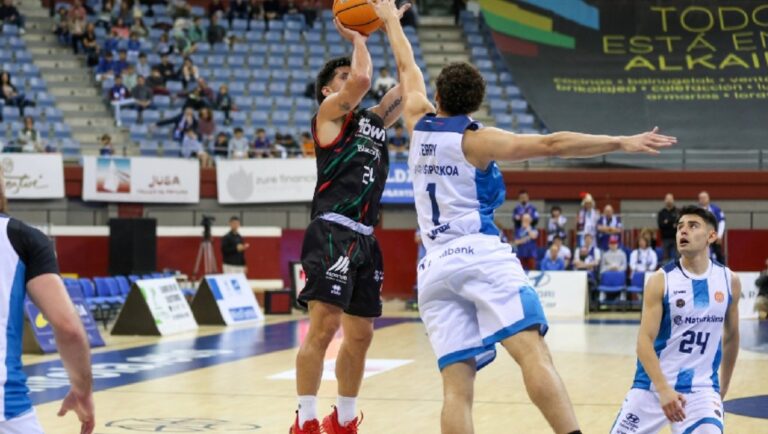 Lucas Capalbo lanzando el balón en un partido de baloncesto