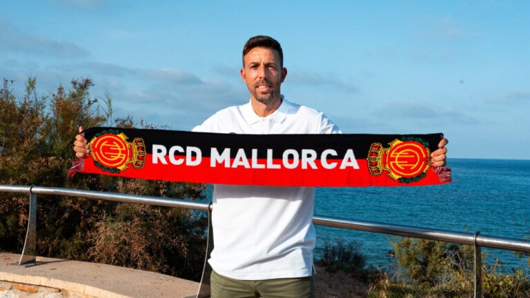 Luis Garc&iacute;a sosteniendo una bufanda del RCD Mallorca frente al mar