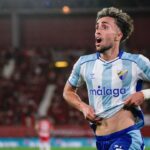 Jugador del M&aacute;laga celebrando un gol en un partido de f&uacute;tbol